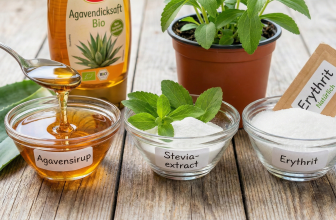 Agavensirup-Stevia-Erythrit in Schalen auf einem Tisch